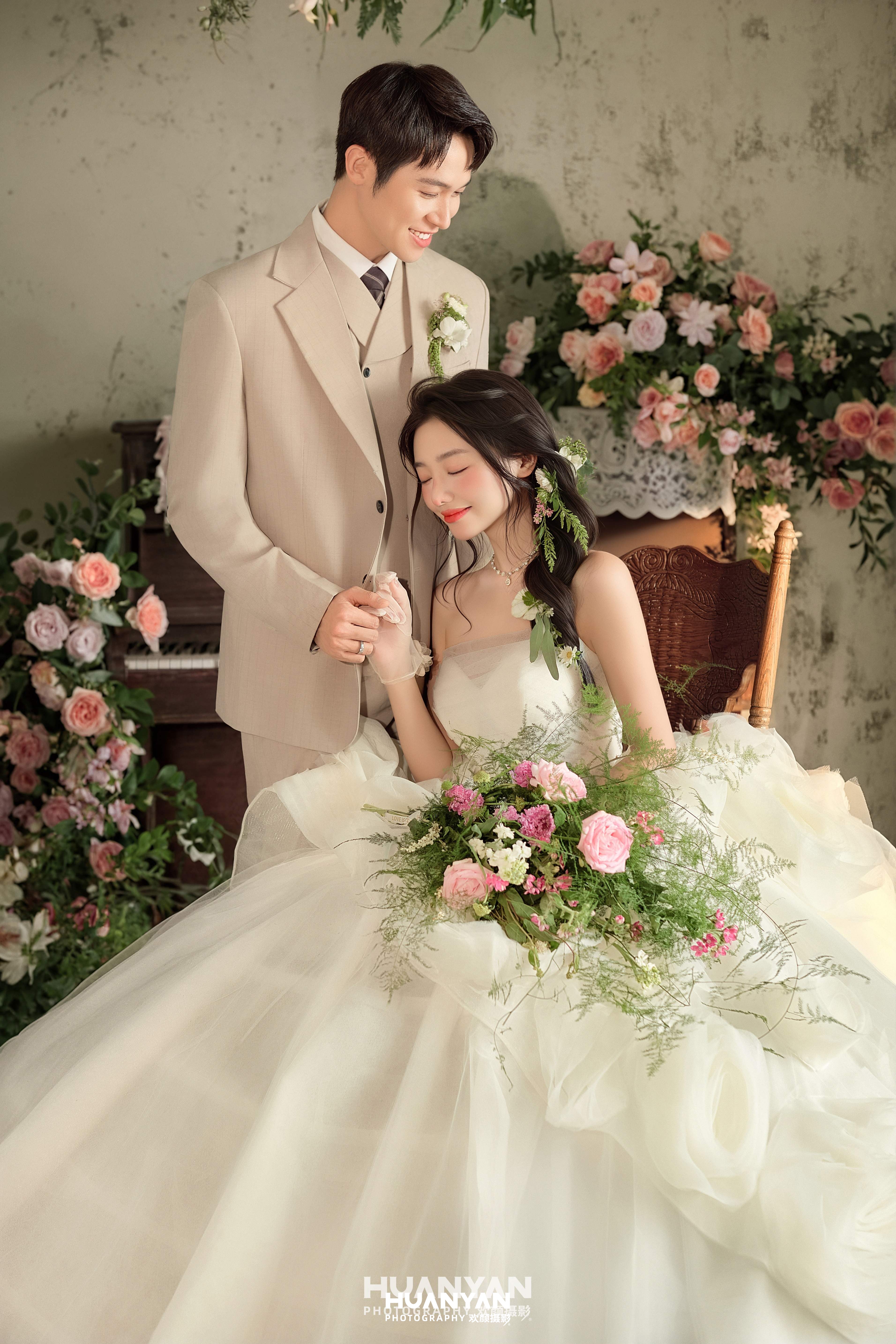 花影与共客片第7张｜韩式温柔婚纱照，摄于室内影棚