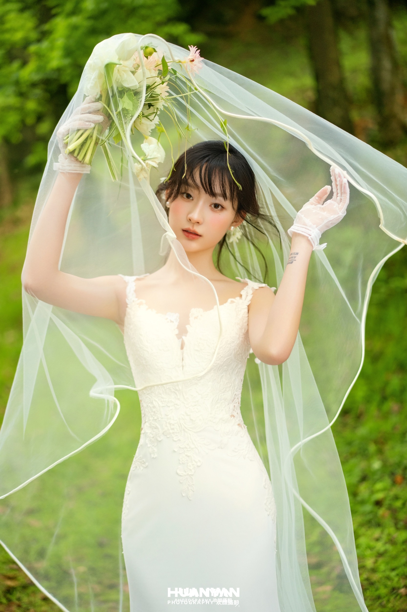 杯中盛夏客片第19张｜清新自然婚纱照，摄于户外自然