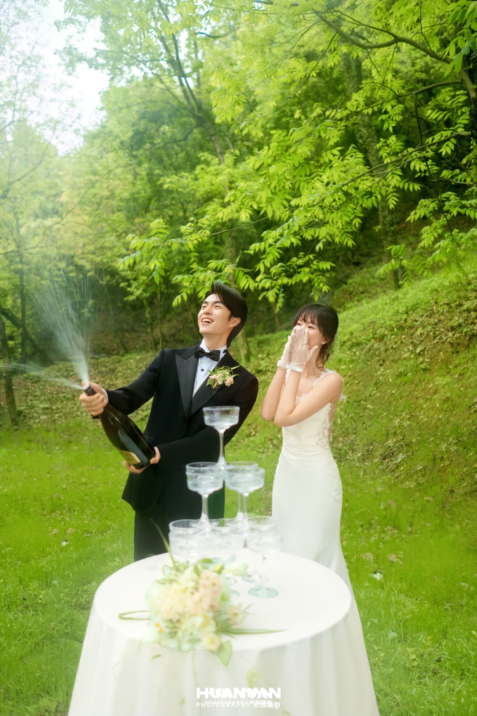 杯中盛夏客片第15张｜清新自然婚纱照，摄于户外自然