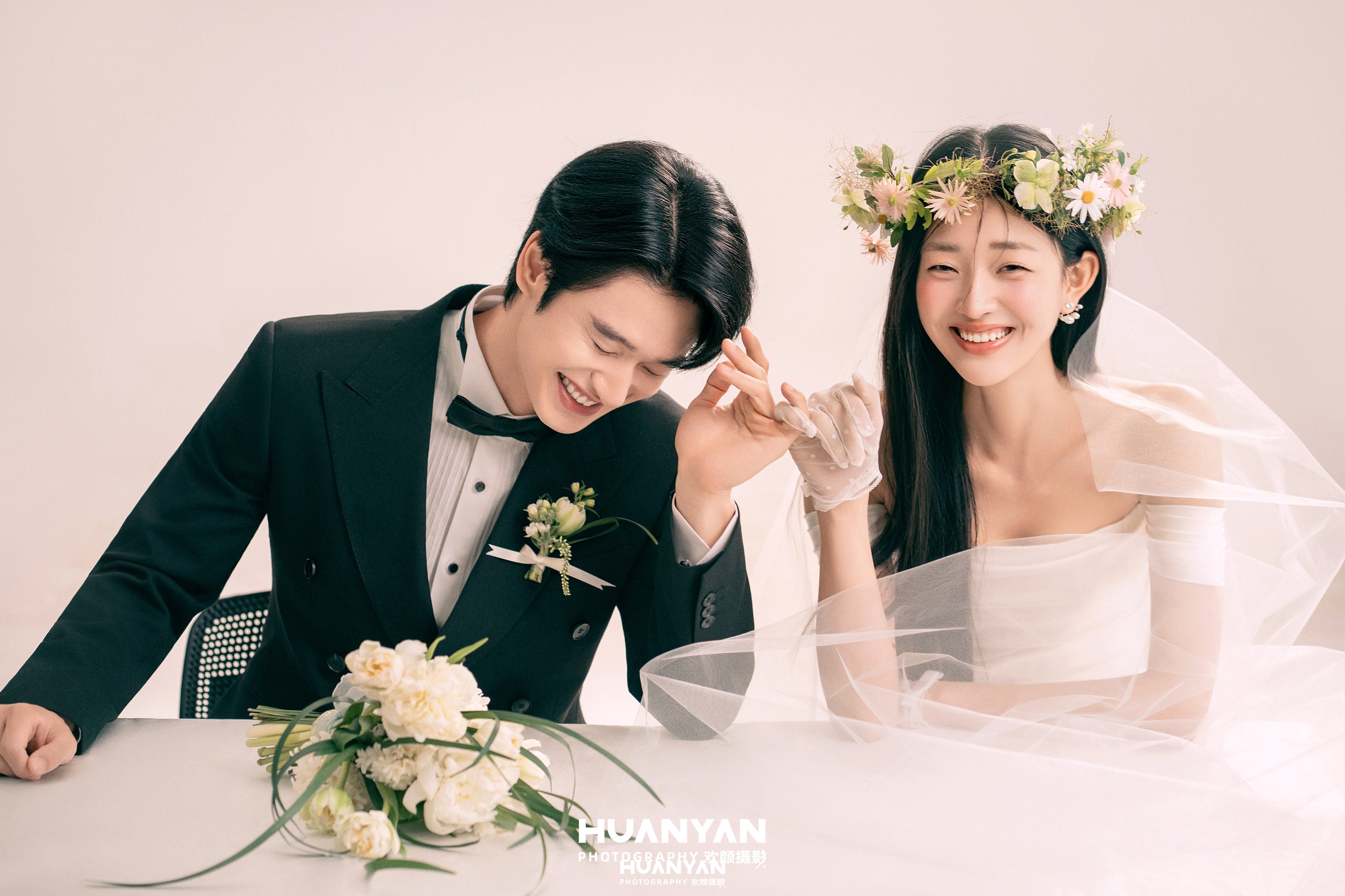 与花同席客片第11张｜韩式温柔婚纱照，摄于室内影棚