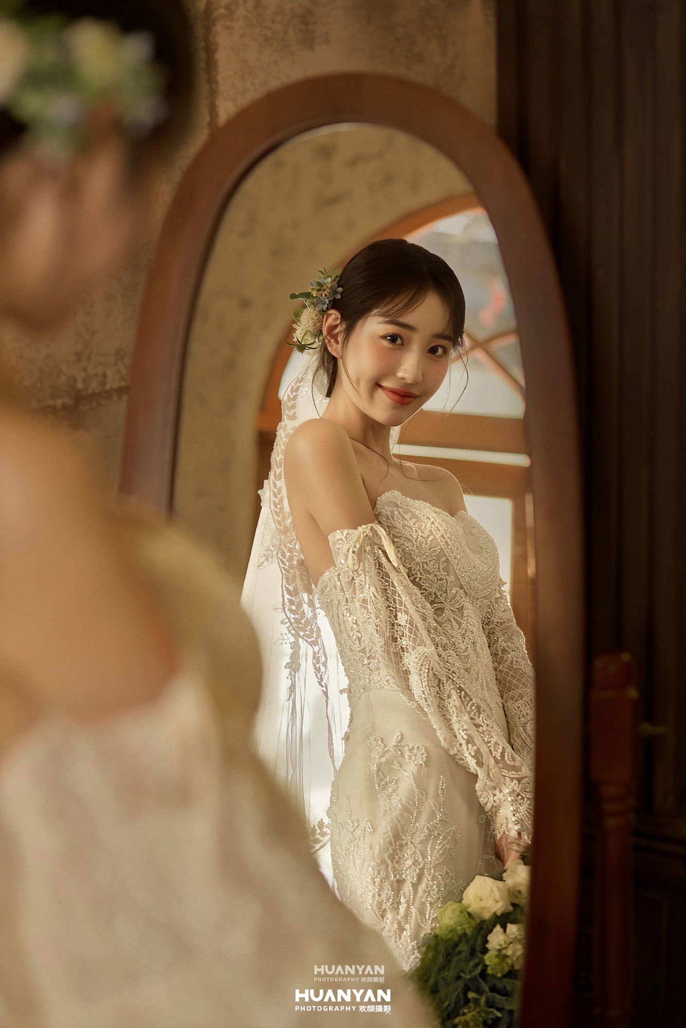 浪漫唯美婚纱照 · 室内影棚场景 · 窗畔微光客片
