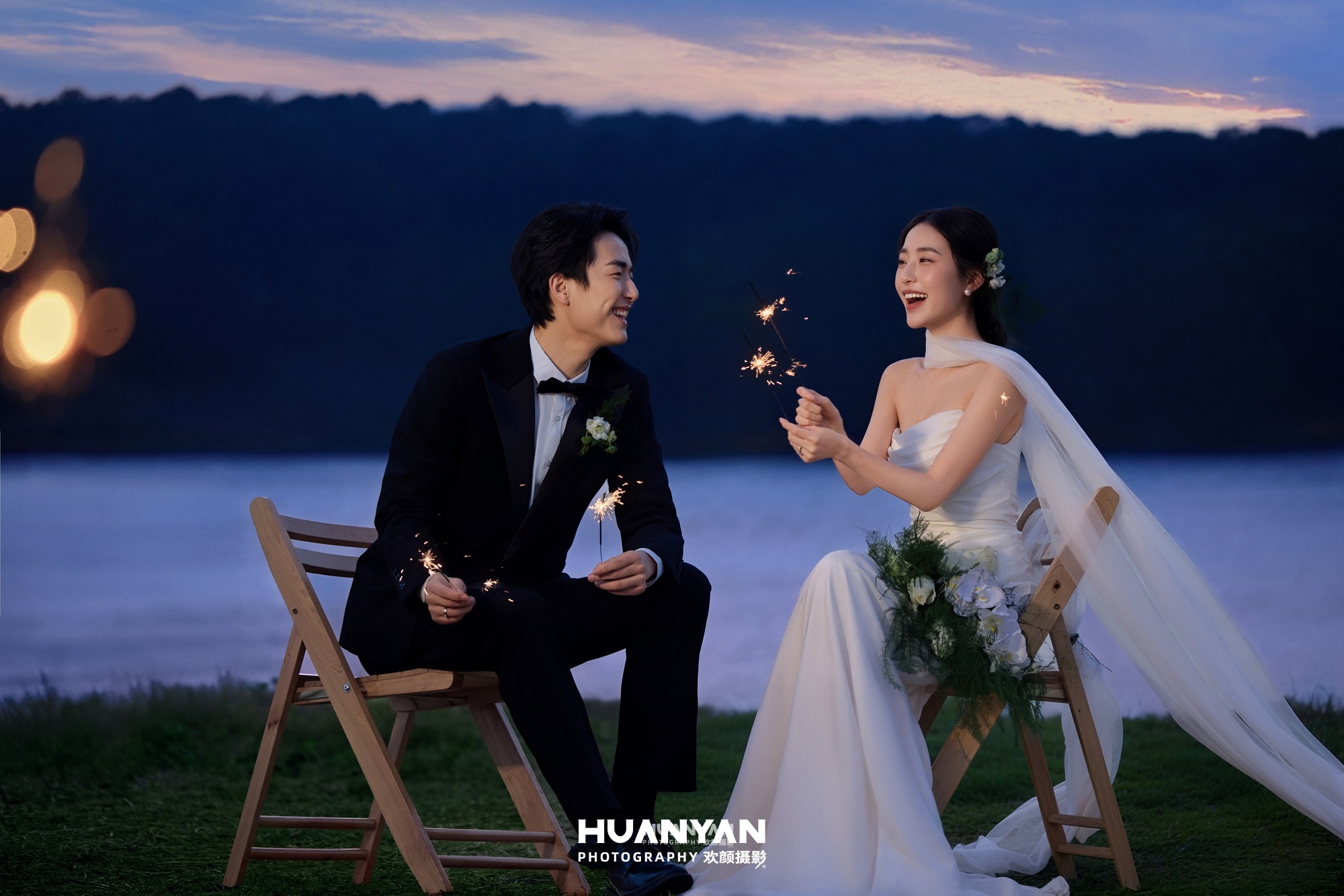 湖蓝暮色客片第3张｜清新自然婚纱照，摄于湖畔江景