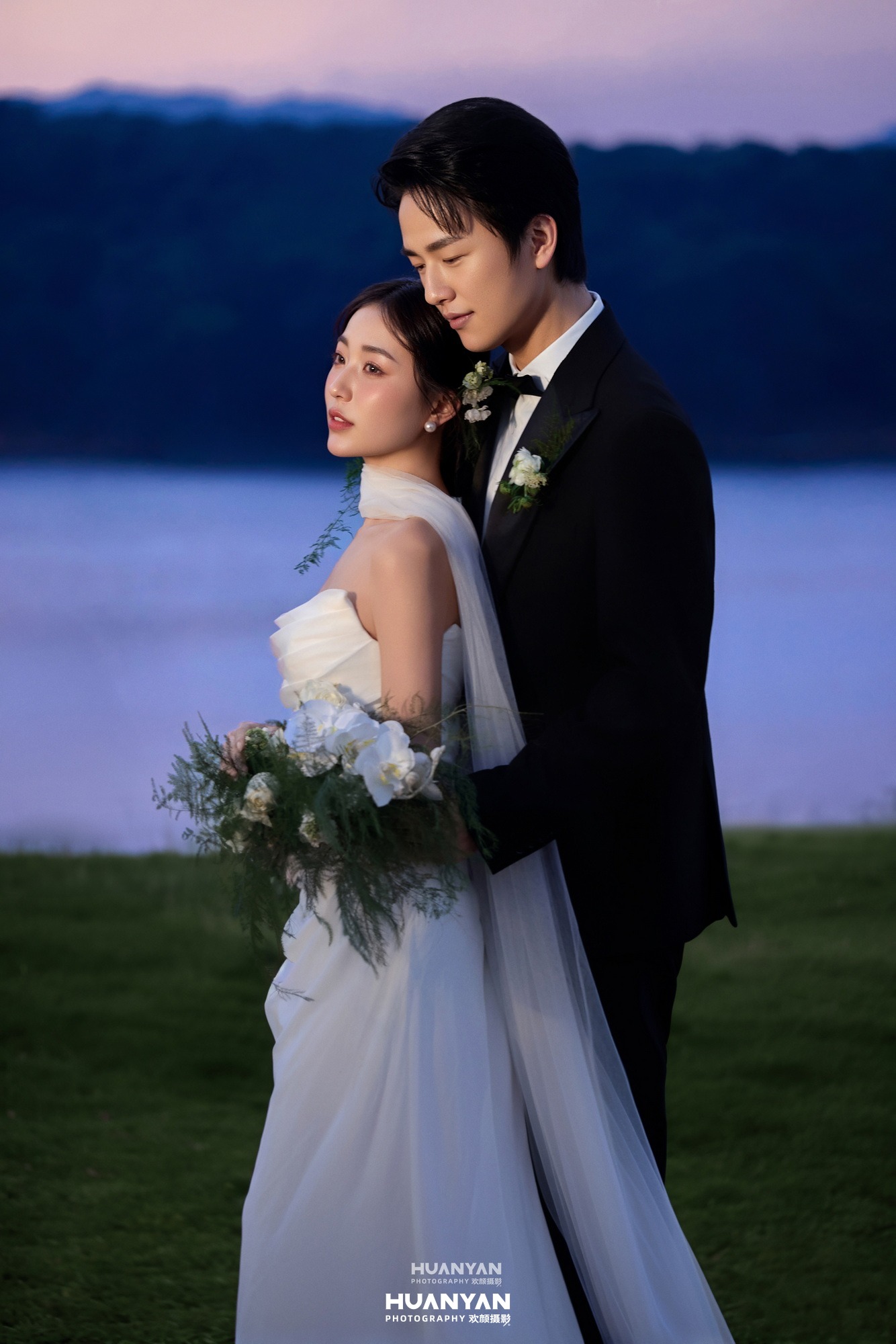 湖蓝暮色：清新自然婚纱照湖畔江景实拍