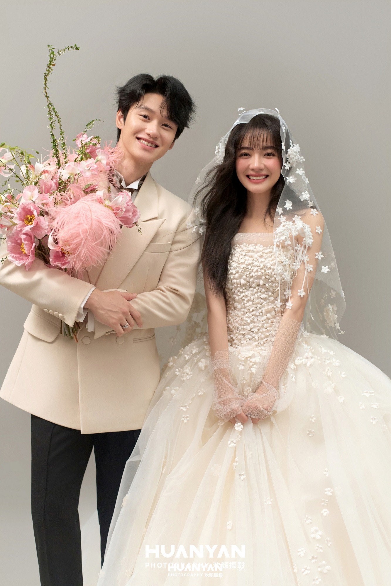 粉羽来信客片第3张｜韩式温柔婚纱照，摄于室内影棚