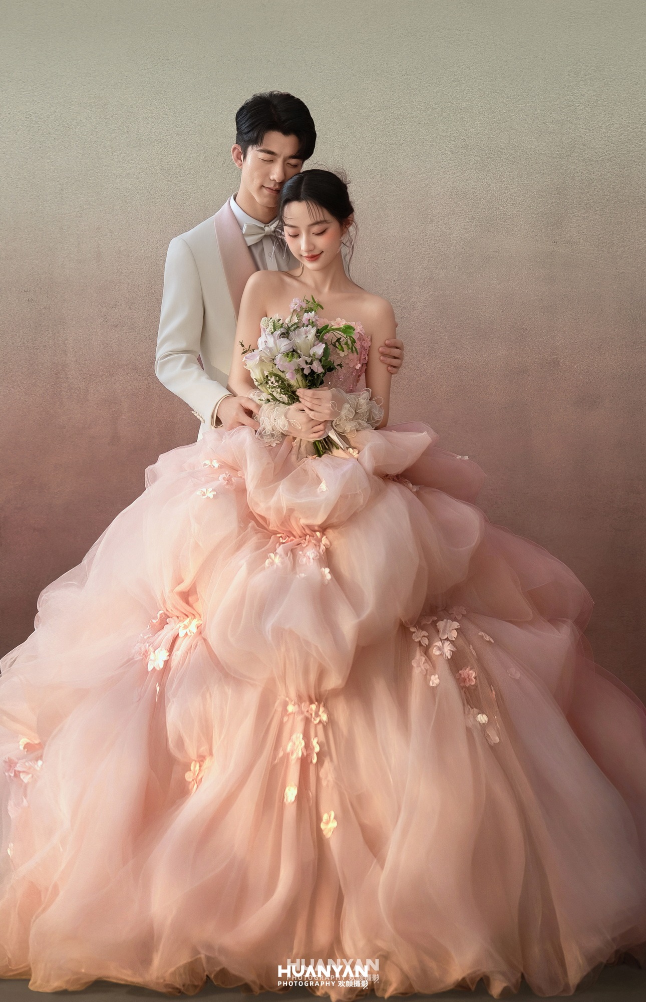 韩式温柔婚纱照 · 室内影棚场景 · 粉雾情书客片