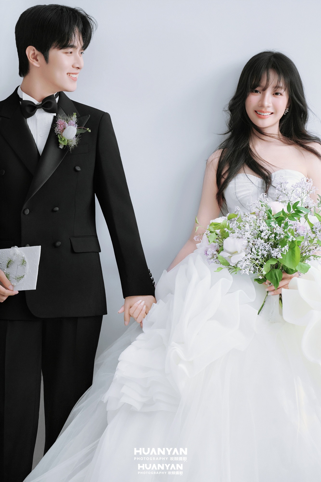 柔光相偎客片第11张｜浪漫唯美婚纱照，摄于室内影棚