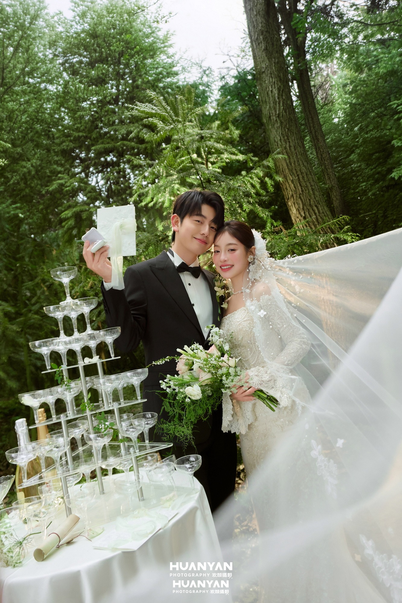 林中干杯：清新自然婚纱照户外自然实拍