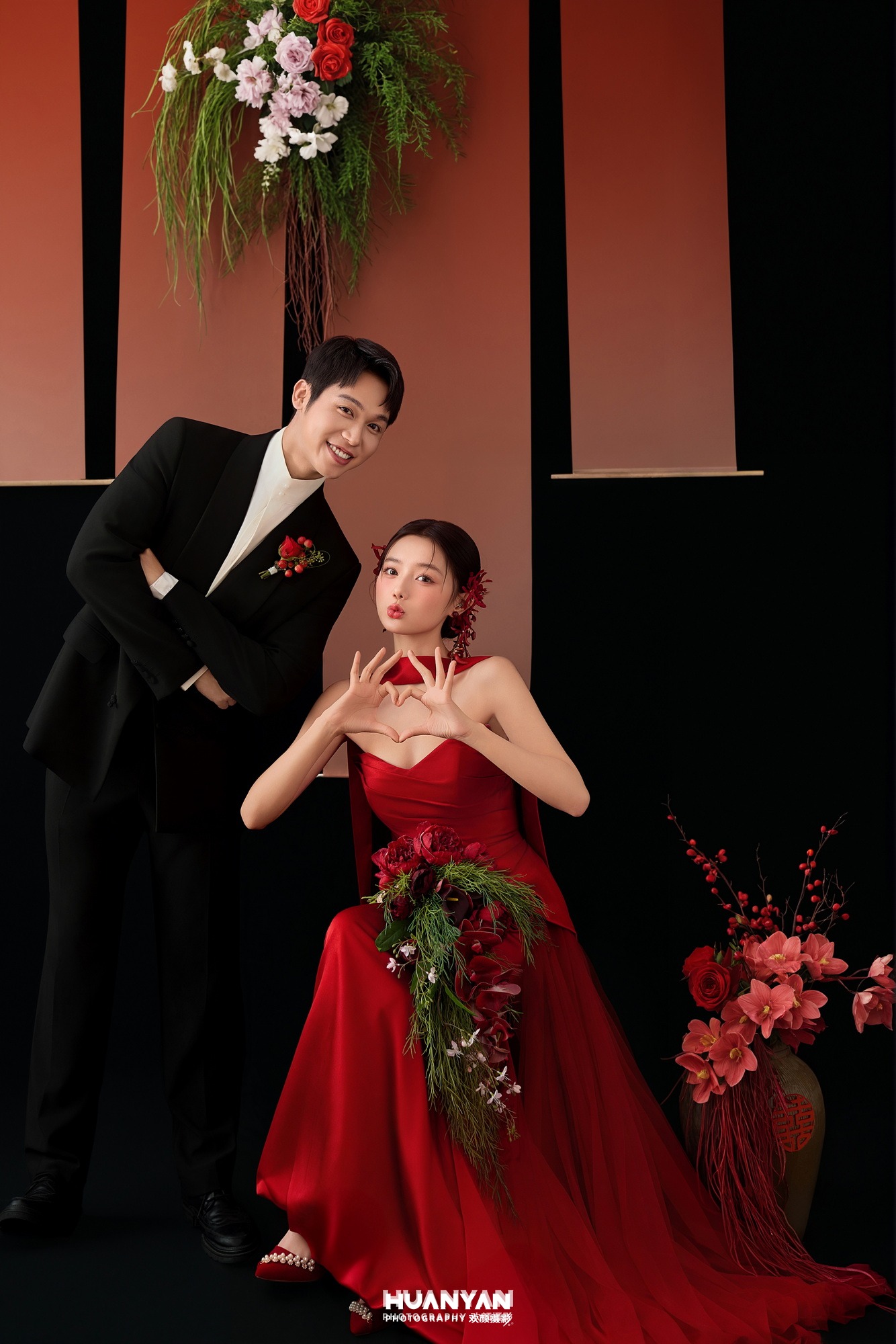 绛色花信客片第7张｜杂志时尚婚纱照，摄于室内影棚