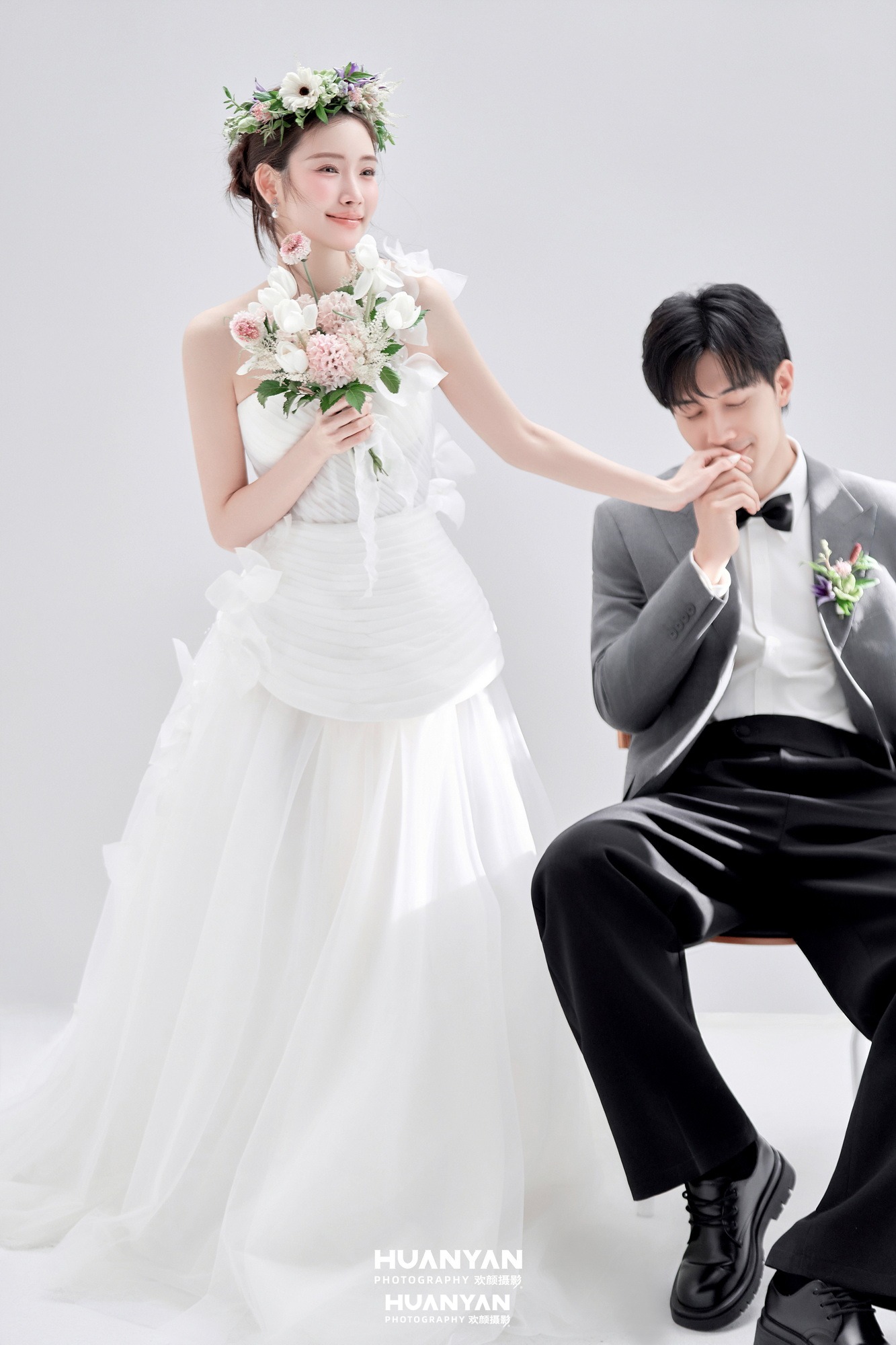 花环絮语客片第3张｜韩式温柔婚纱照，摄于室内影棚