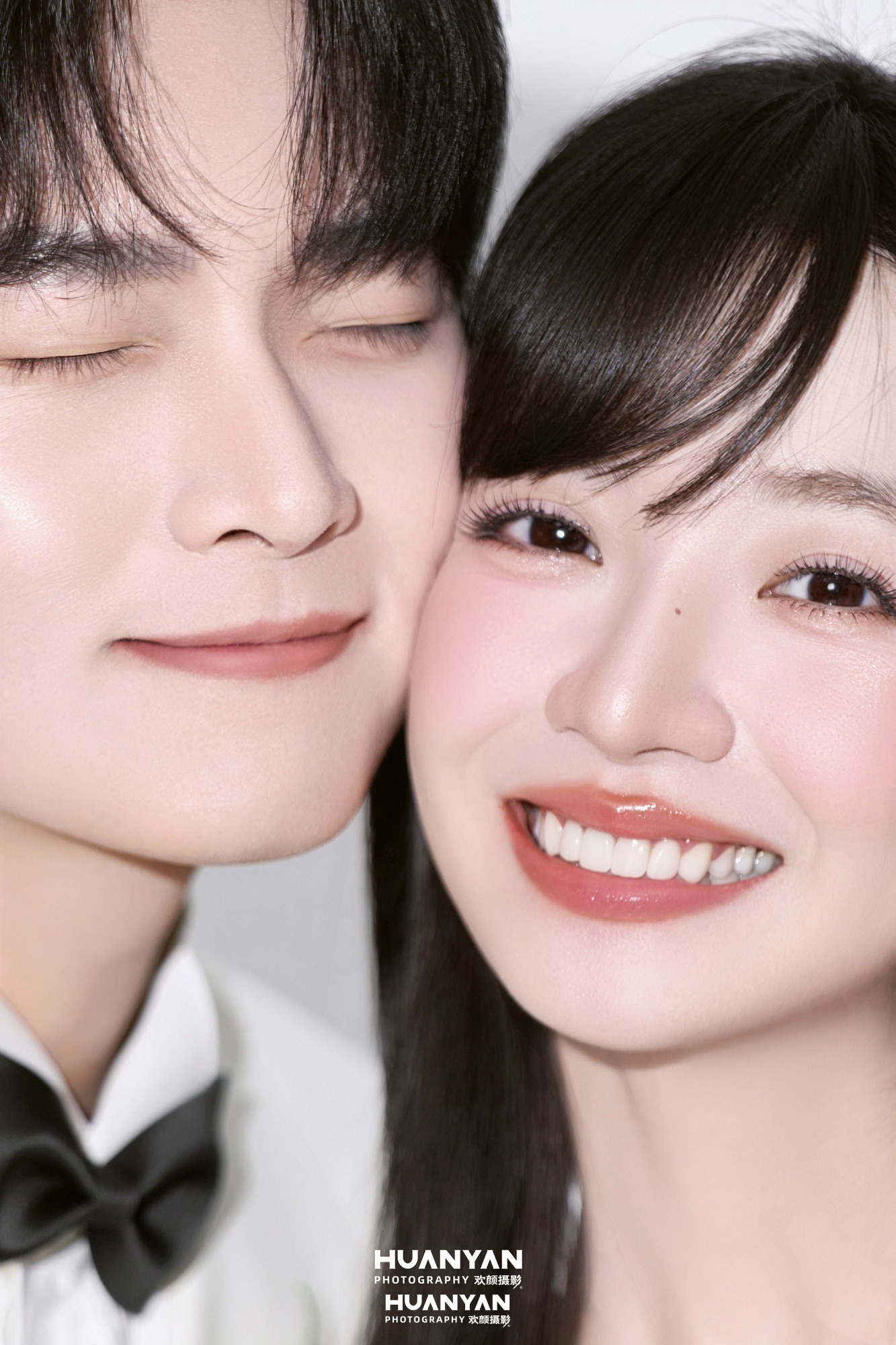 韩式温柔婚纱照 · 室内影棚场景 · 花畔依偎客片