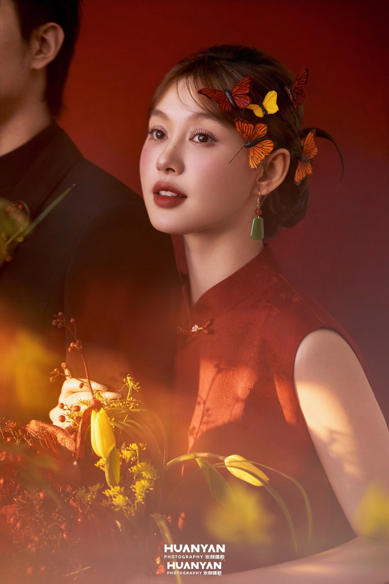 剪纸蝶影客片第7张｜新中式婚纱照，摄于室内影棚