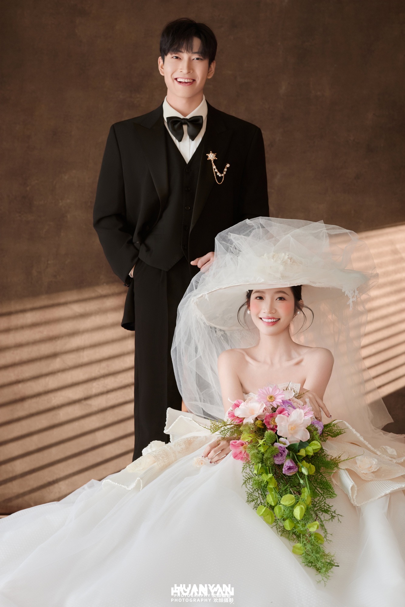浪漫唯美婚纱照 · 室内影棚场景 · 帽檐春信客片