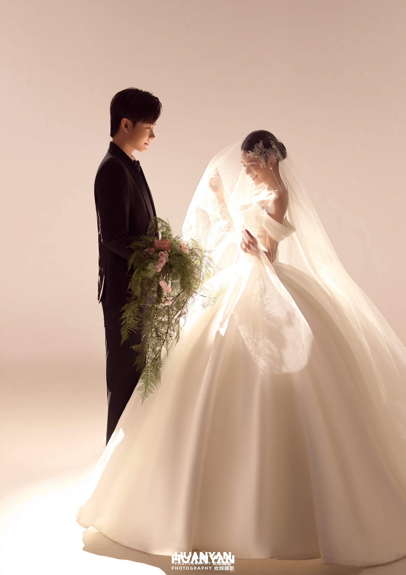 垂花浅笑：浪漫唯美婚纱照室内影棚实拍