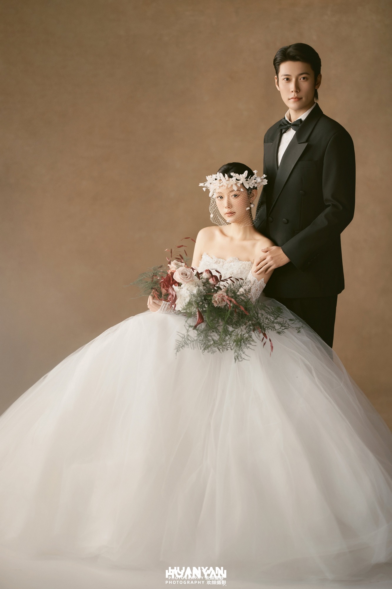 依偎成诗客片第3张｜浪漫唯美婚纱照，摄于室内影棚