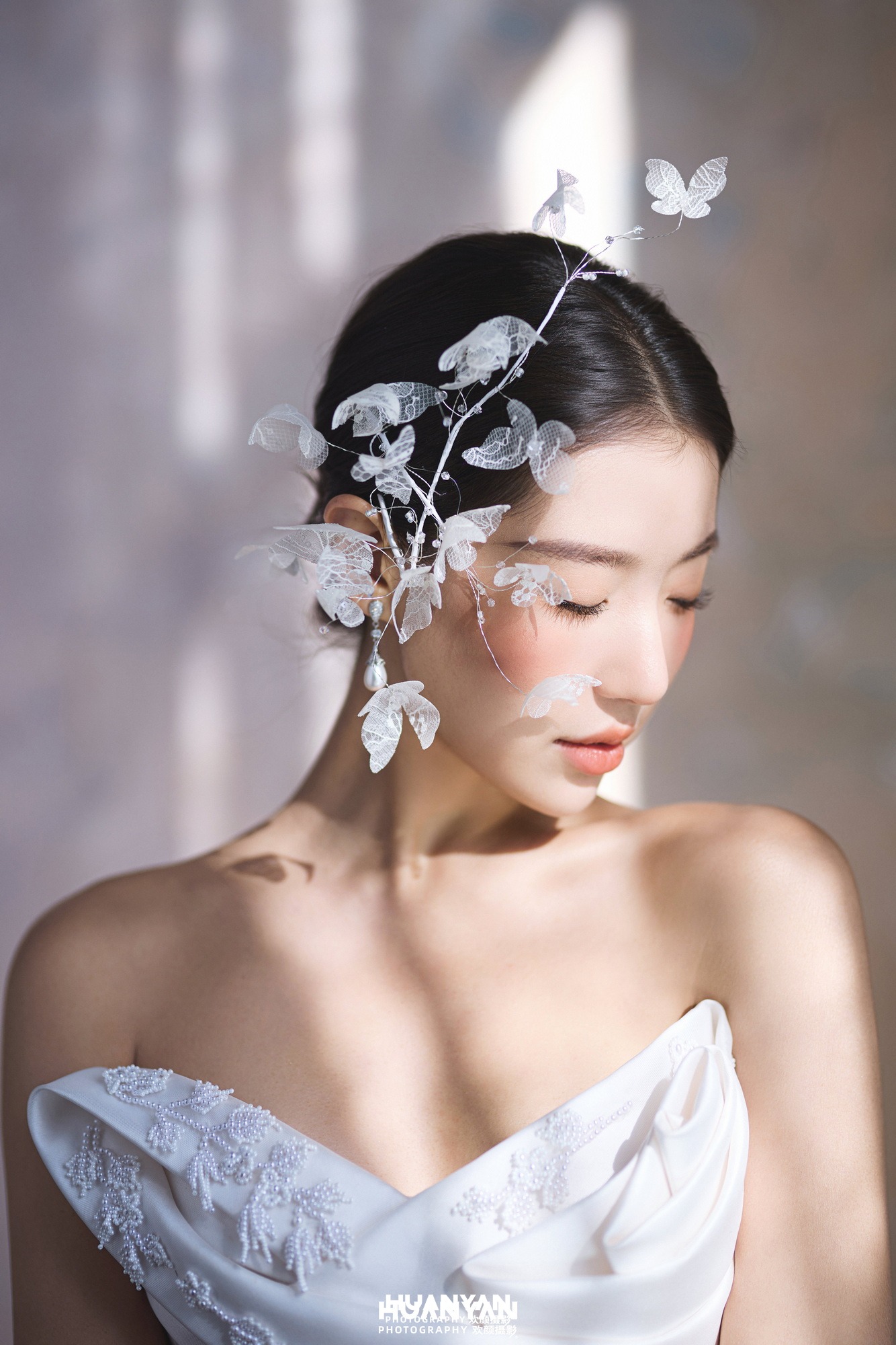 韩式温柔婚纱照 · 室内影棚场景 · 斜光映纱客片