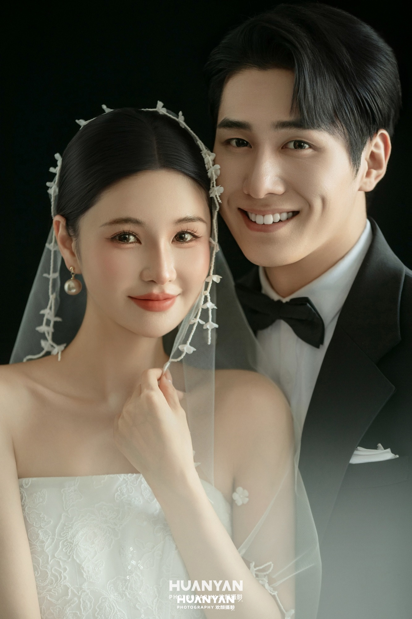 墨底白纱客片第3张｜复古婚纱照，摄于室内影棚