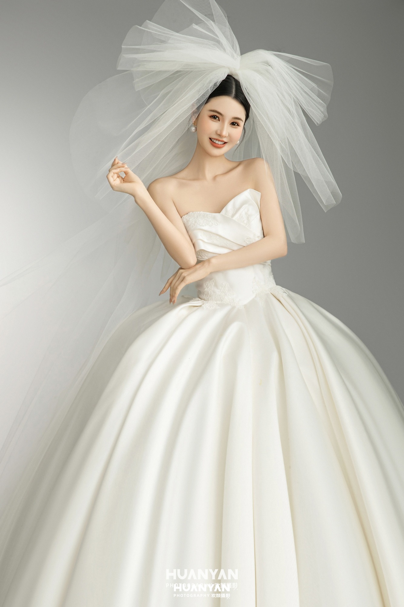 云落成纱客片第7张｜韩式温柔婚纱照，摄于室内影棚