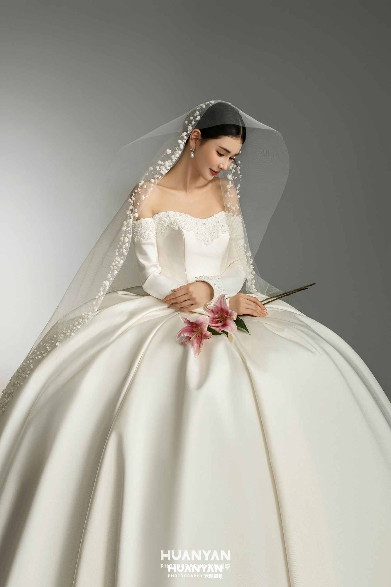 极简婚纱照 · 室内影棚场景 · 网纱红唇客片