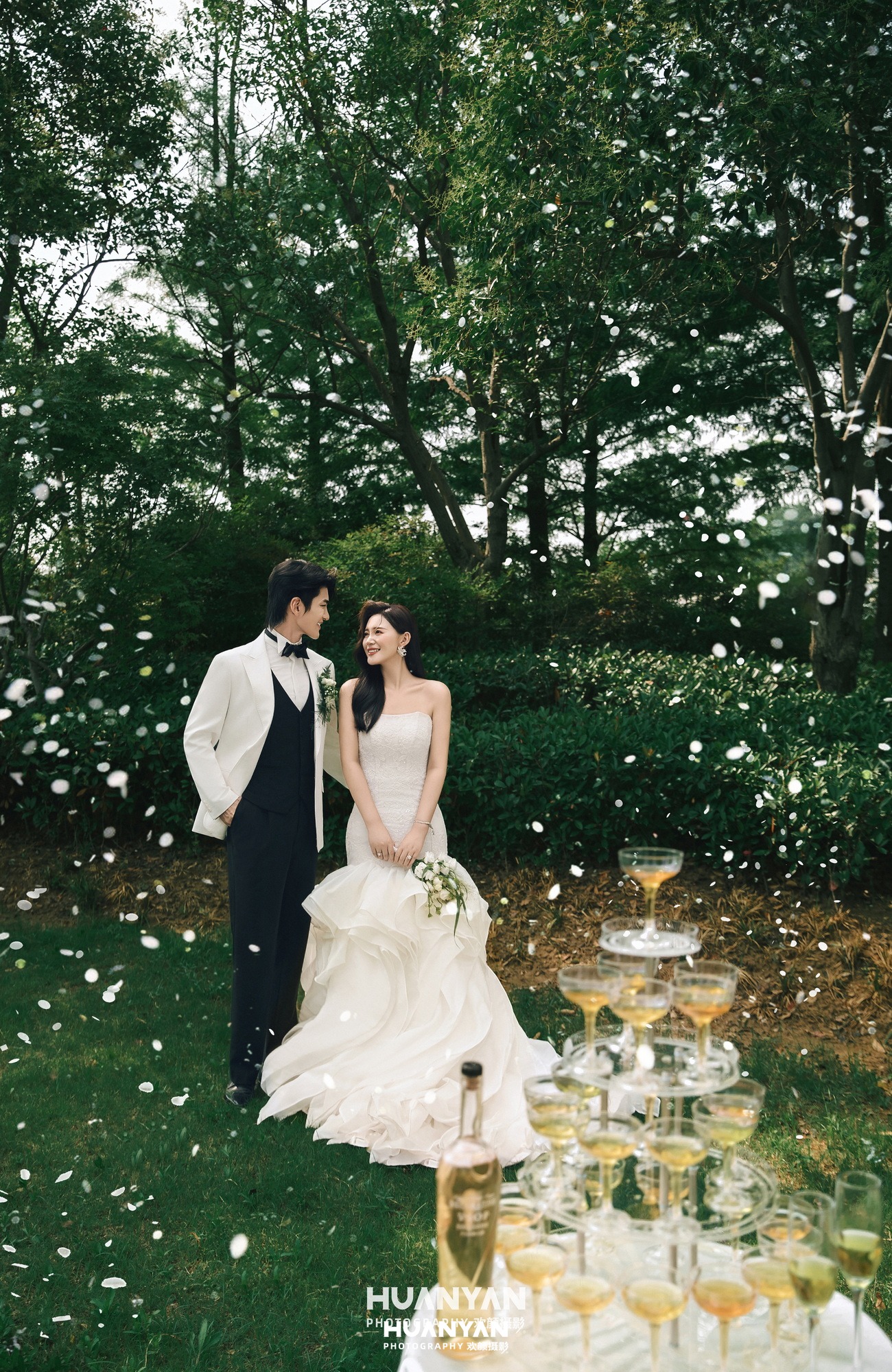 绿意花雨：清新自然婚纱照户外自然实拍