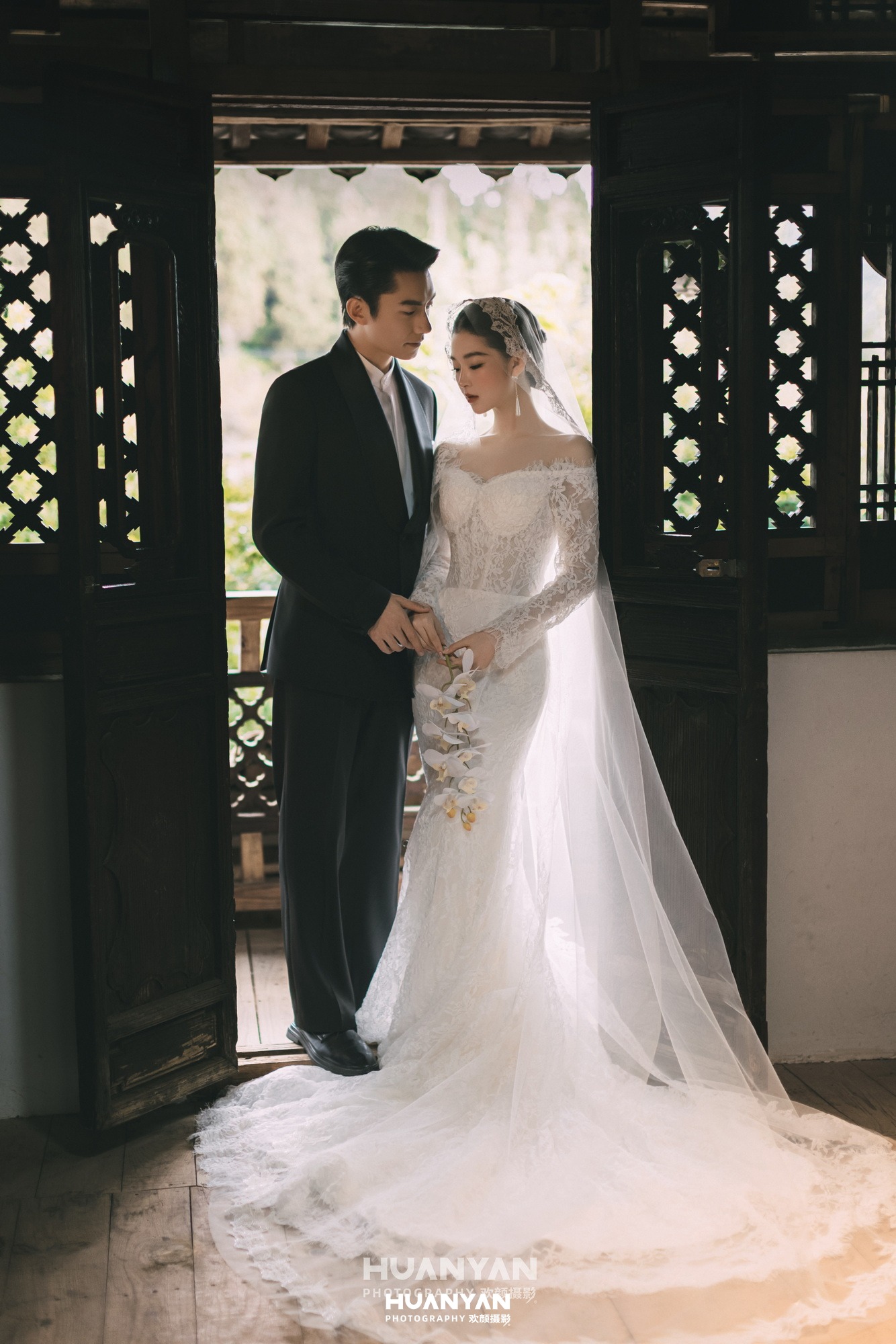 清新自然婚纱照 · 老街胡同场景 · 旧门新纱客片