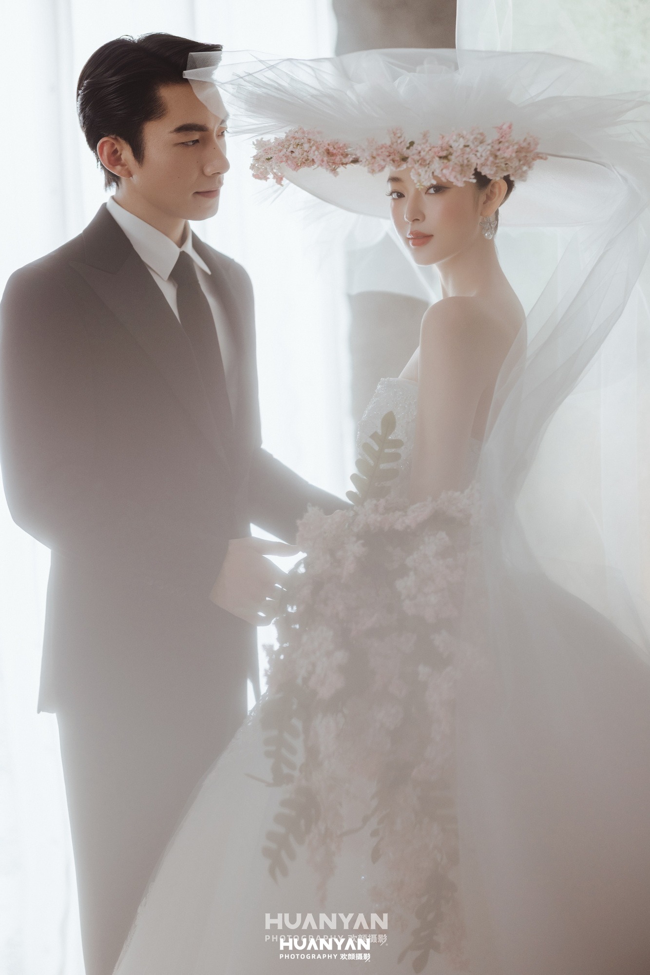 纱结成诗：极简婚纱照室内影棚实拍