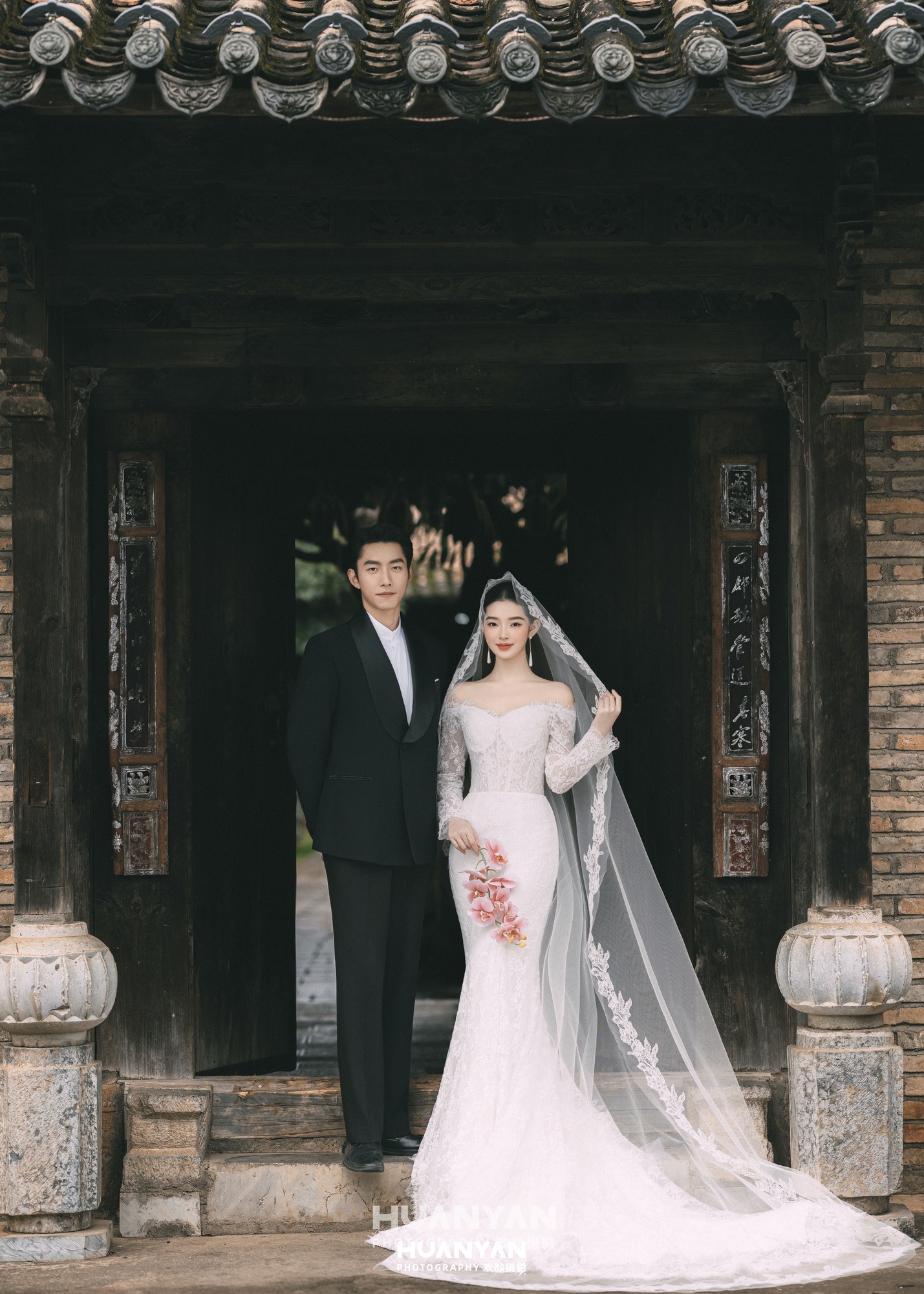 旧门新纱：清新自然婚纱照老街胡同实拍