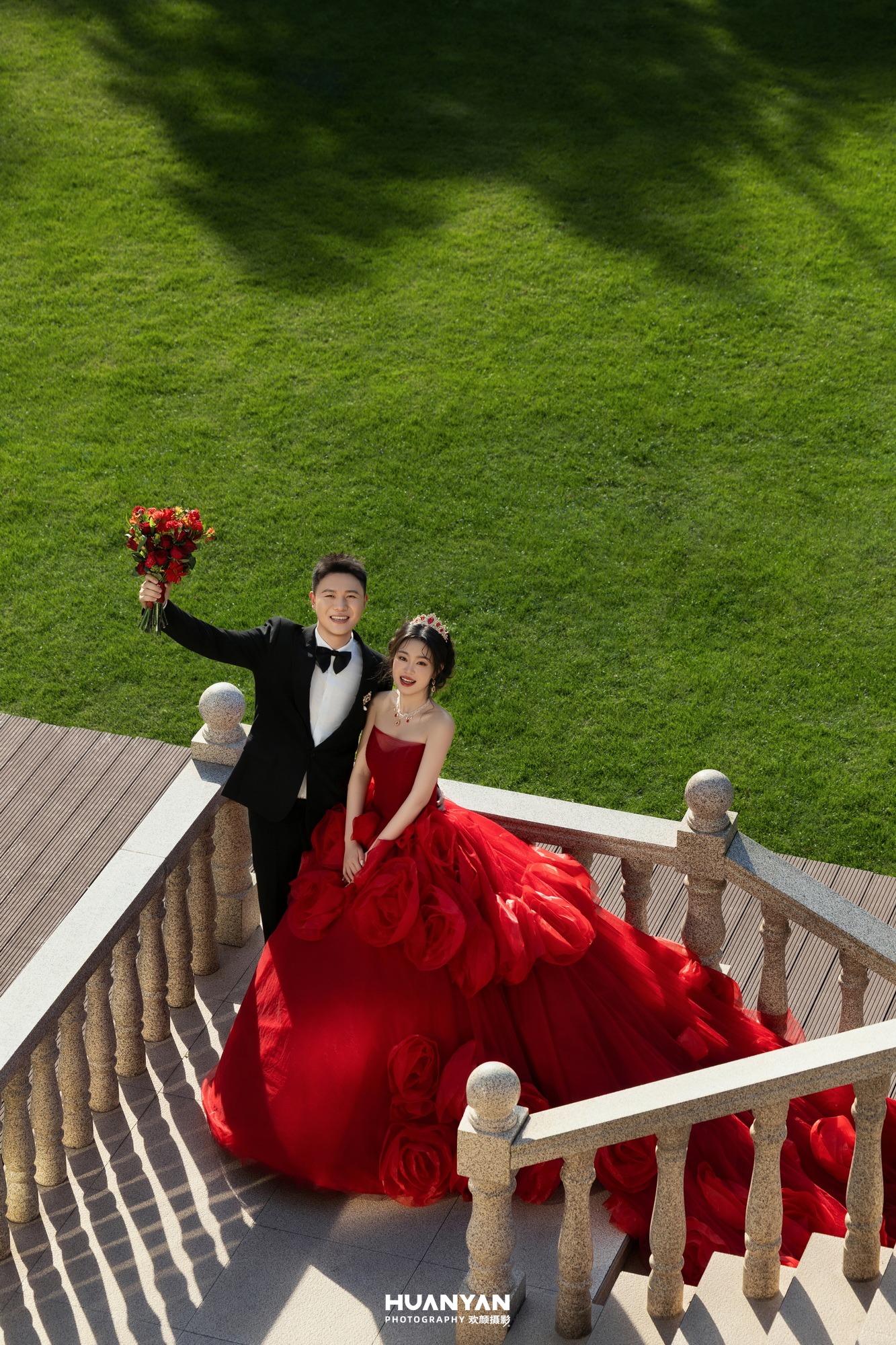 红纱飞扬：轻奢高级婚纱照户外自然实拍