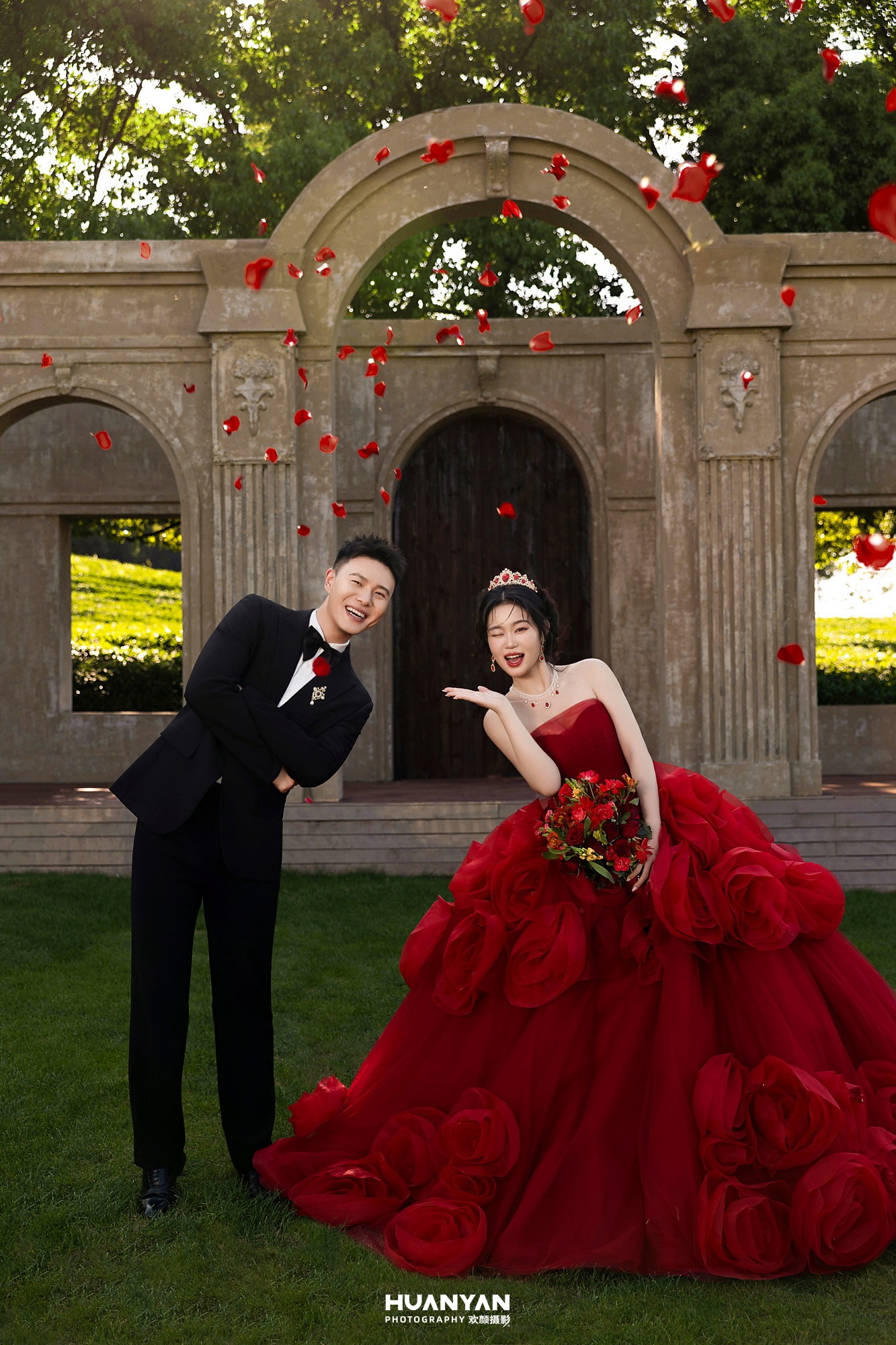 户外自然轻奢高级婚纱照实拍（玫瑰长阶系列）