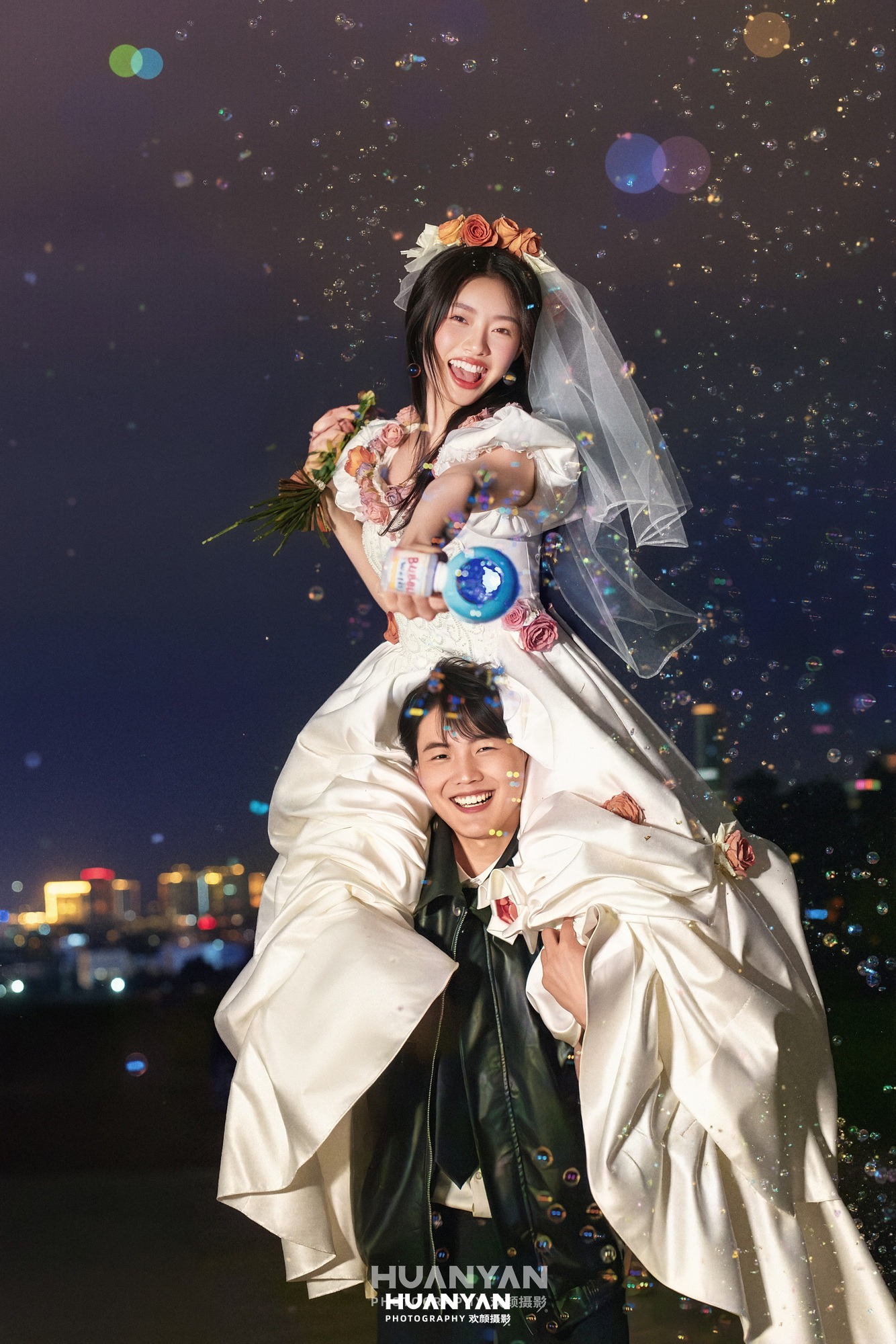 夜灯花雨：浪漫唯美婚纱照山顶实拍