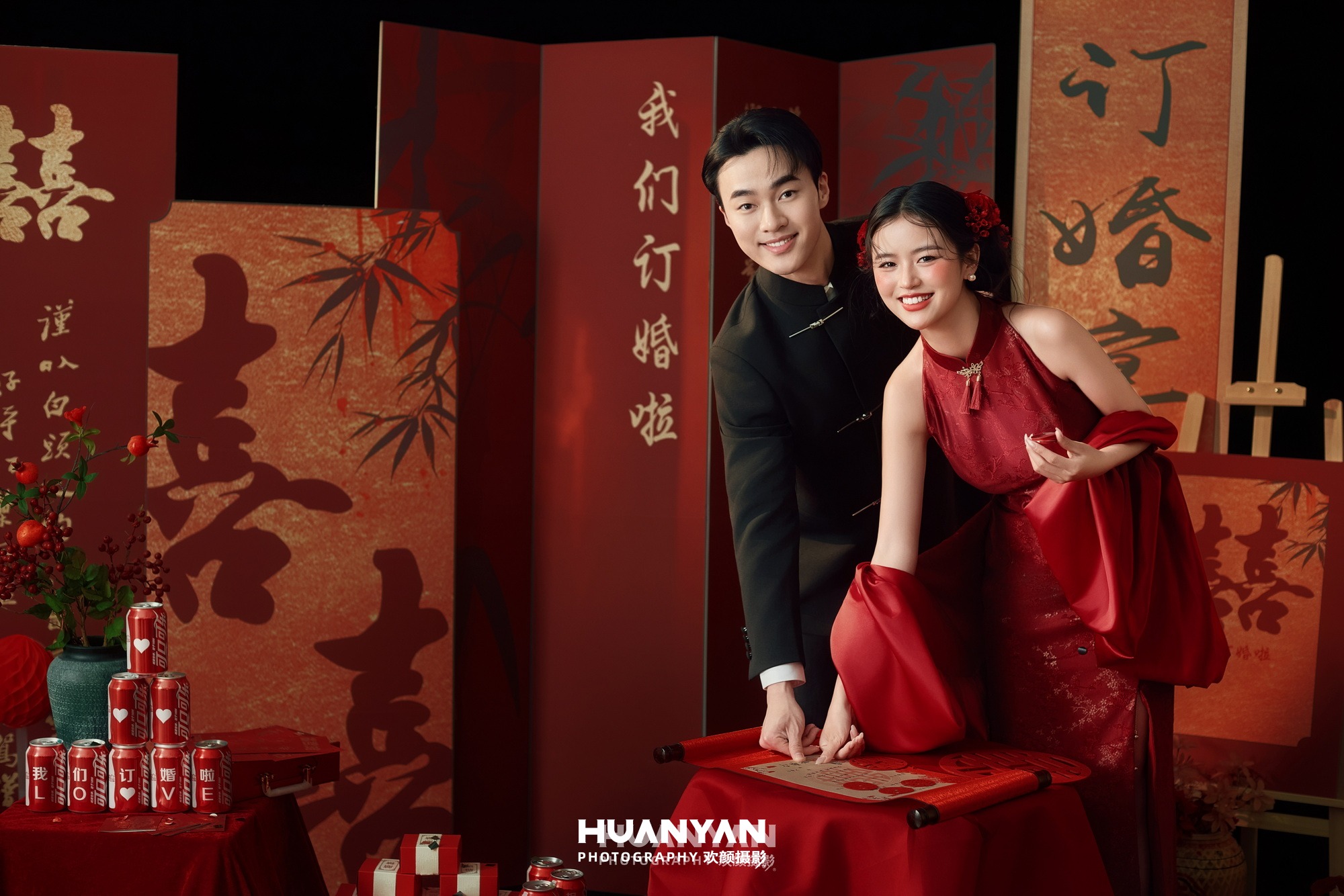 红幕定情客片第7张｜新中式婚纱照，摄于室内影棚