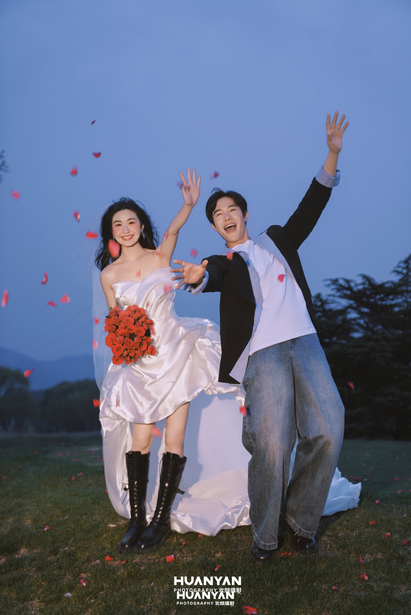 蓝暮红玫：胶片婚纱照户外自然实拍
