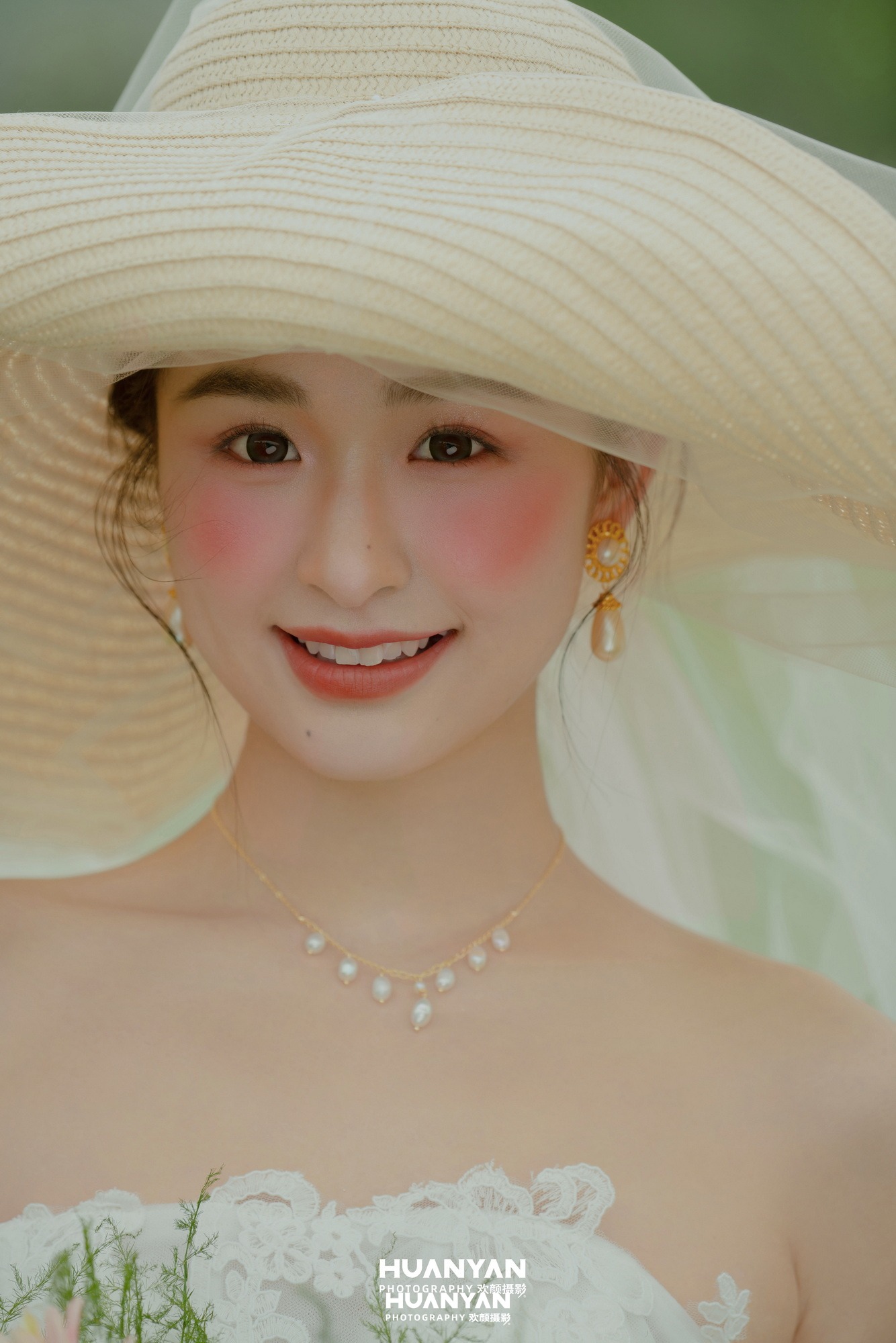 花瀑之下：韩式温柔婚纱照户外自然实拍