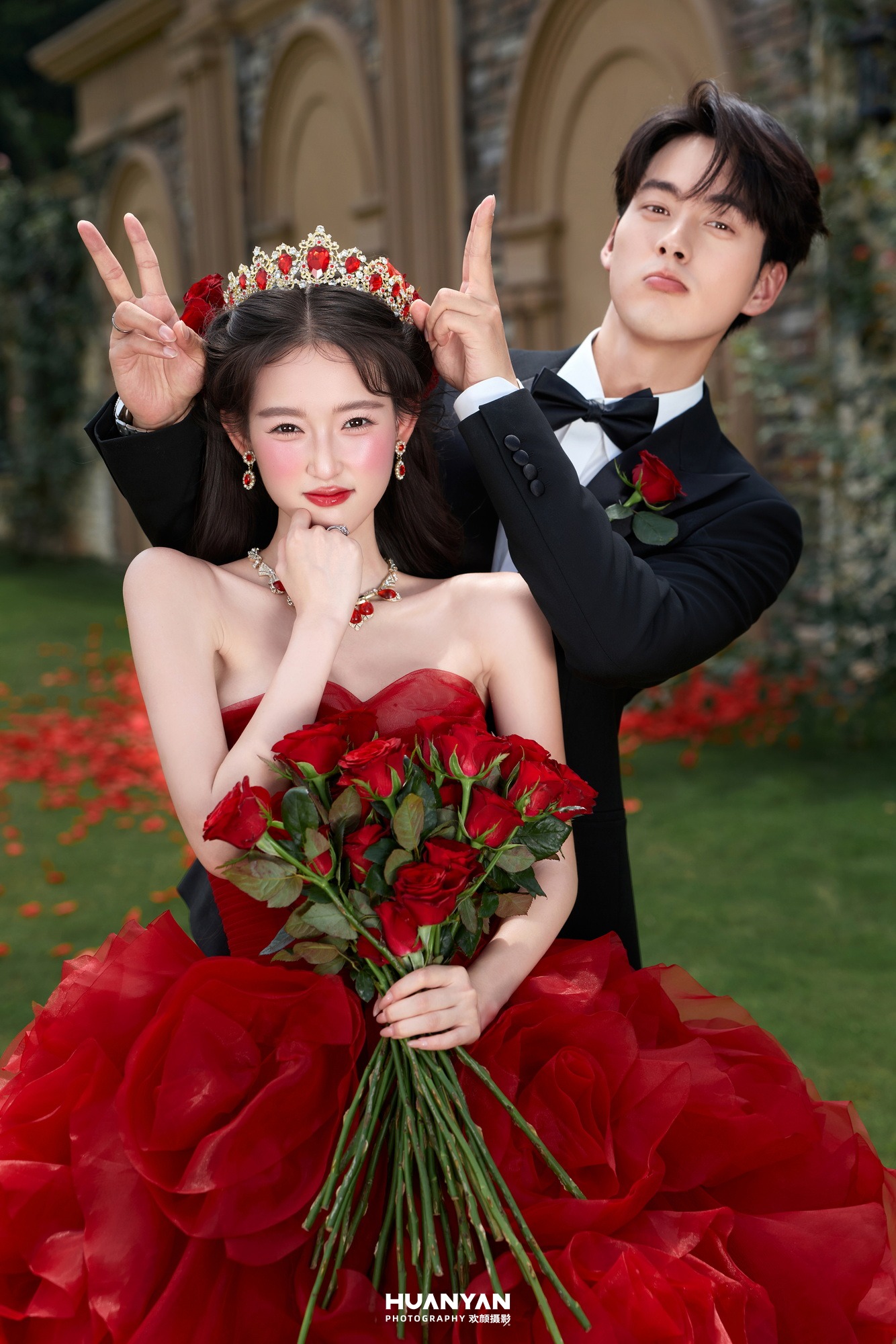 玫瑰之门客片第7张｜轻奢高级婚纱照，摄于户外自然