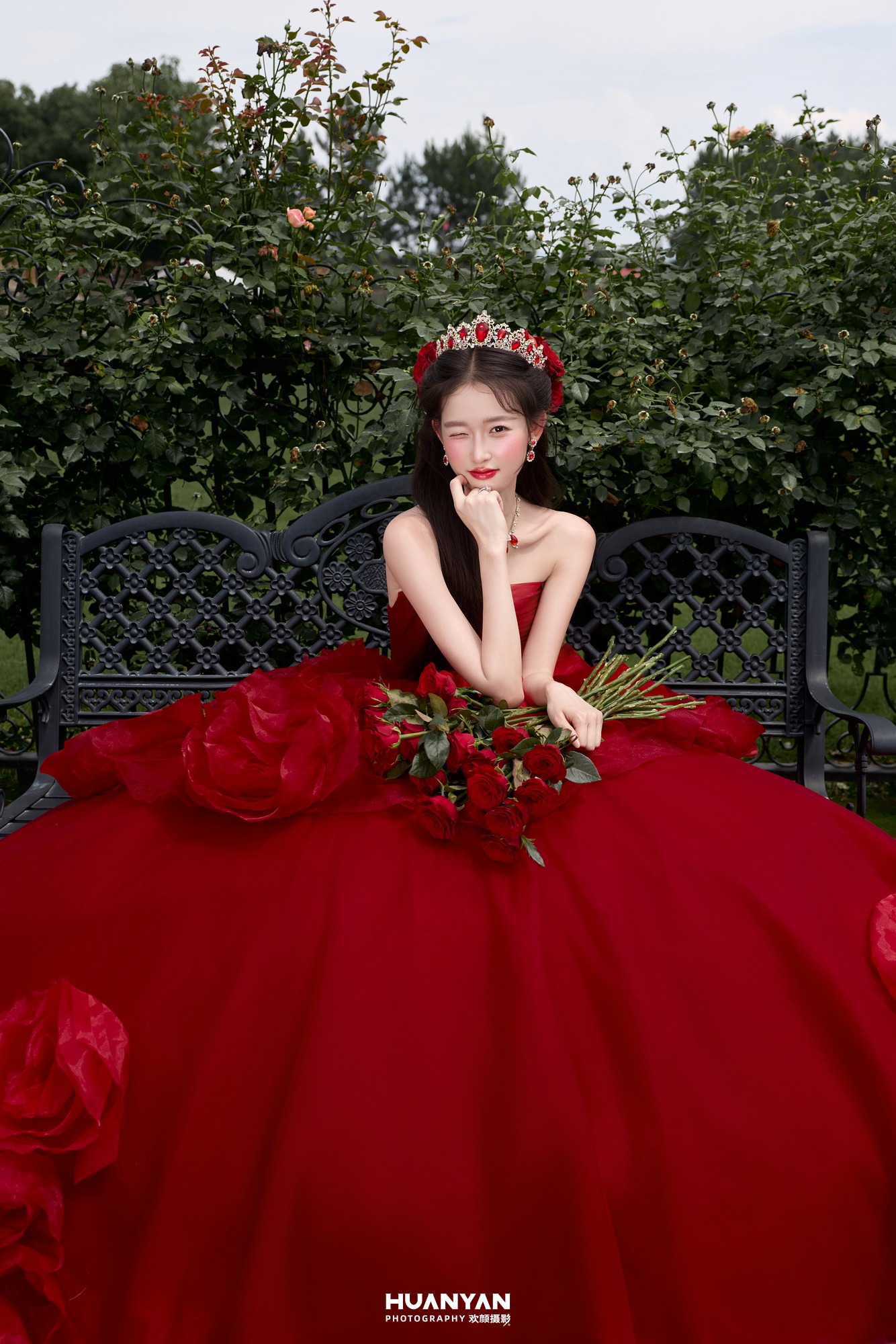 玫瑰之门客片第3张｜轻奢高级婚纱照，摄于户外自然