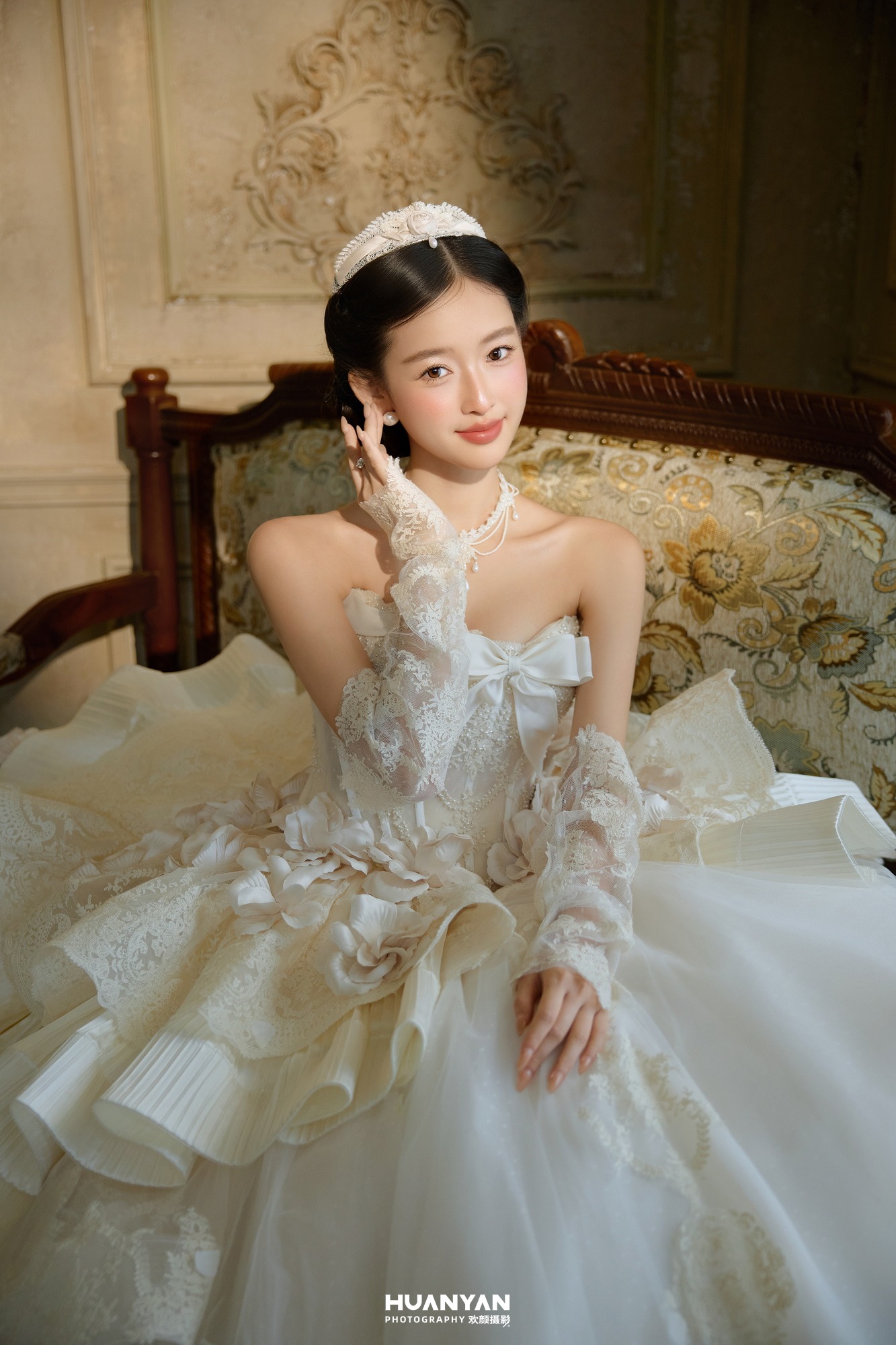 为她举纱：轻奢高级婚纱照室内影棚实拍