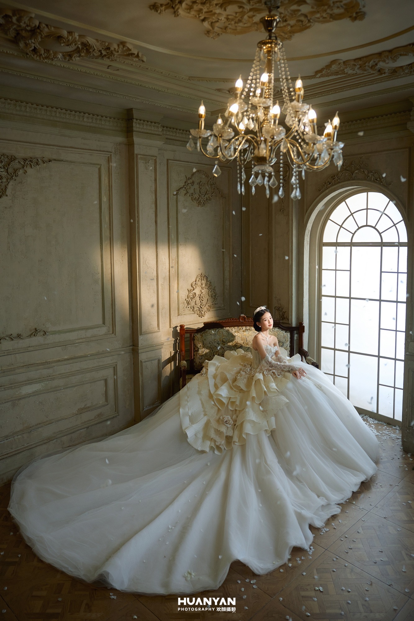 轻奢高级婚纱照 · 室内影棚场景 · 为她举纱客片