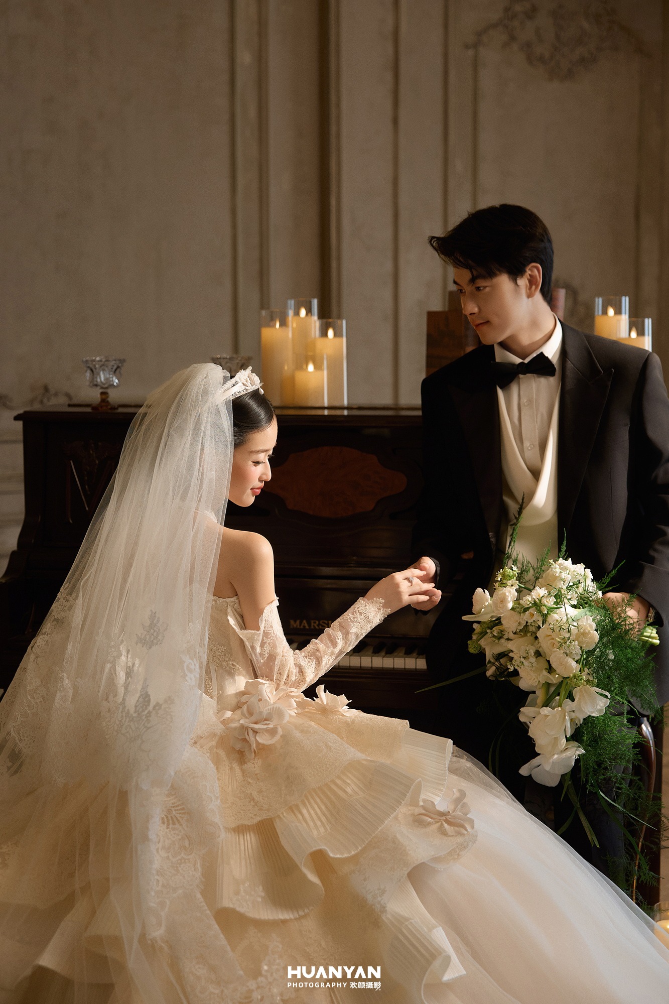 琴键情书客片第3张｜轻奢高级婚纱照，摄于室内影棚